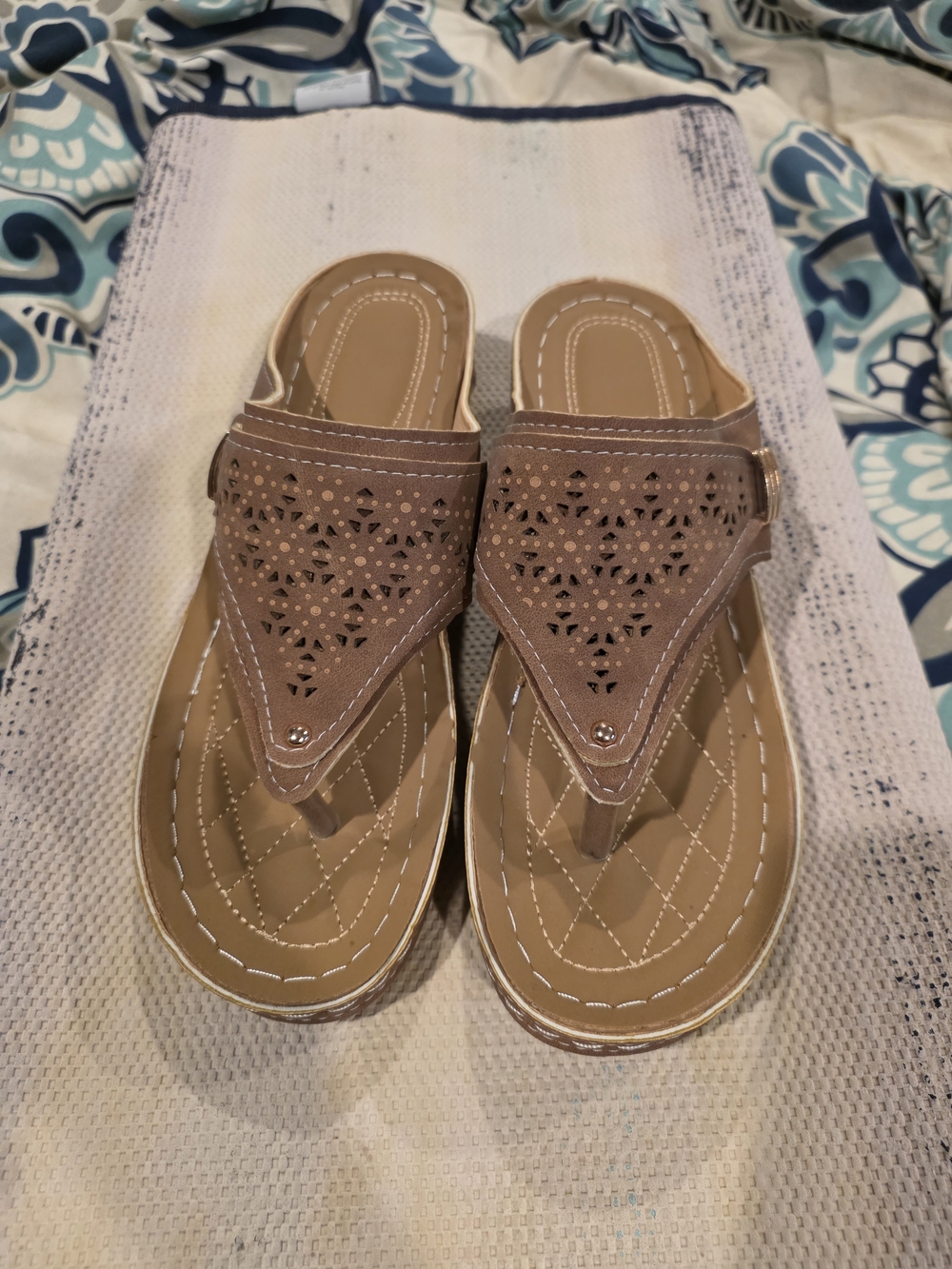 Women's Taupe Laser-Cut Thong Sandals Sz 8.5